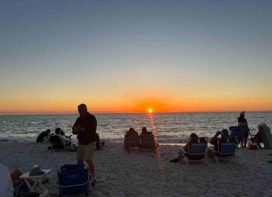 Holiday home The Suzana Sunrise- 5 Minutes To Vanderbilt Beach!